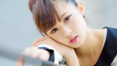 双胞胎萌娃送糖果